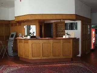 菲尔德帕斯特机场酒店