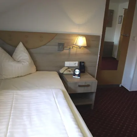 菲尔德帕斯特机场酒店